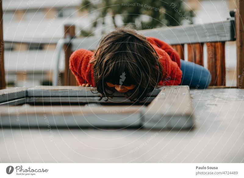 Nettes Mädchen spielt auf dem Spielplatz niedlich 3-8 Jahre Kind Kindheit Spielen Spielplatzgeräte authentisch Kindergarten Freizeit & Hobby Glück Tag Mensch