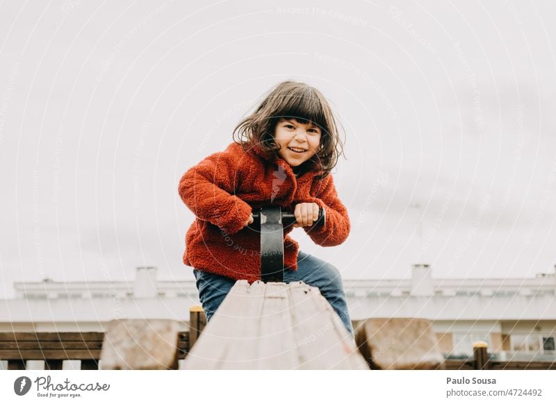 Nettes Mädchen spielt auf dem Spielplatz niedlich 3-8 Jahre Kind Kindheit Spielen Spielplatzgeräte authentisch Kindergarten Freizeit & Hobby Glück Tag Mensch