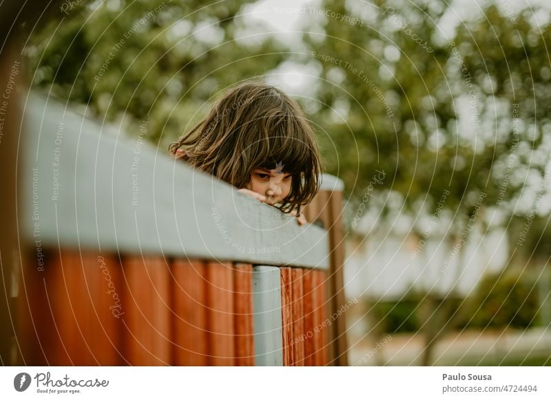 Nettes Mädchen spielt auf dem Spielplatz niedlich Kind 3-8 Jahre Freude Spielplatzgeräte Leben Kindergarten Freizeit & Hobby Kindheit mehrfarbig authentisch