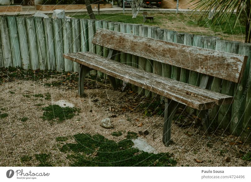 Parkbank aus Holz hölzern Bank Holzbank Außenaufnahme Tag Erholung Pause Sitzgelegenheit Menschenleer grün Natur Farbfoto Windstille Einsamkeit Schatten sitzen