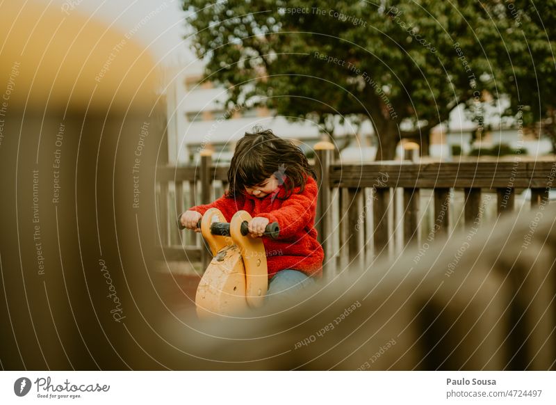 Nettes Mädchen spielt auf dem Spielplatz niedlich 3-8 Jahre Kind Kindheit Spielen Spielplatzgeräte authentisch Kindergarten Freizeit & Hobby Glück Tag Mensch