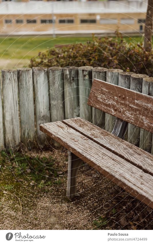 Gartenbank aus Holz Park Bank Parkbank Windstille Erholung Einsamkeit Außenaufnahme Tag Holzbank grün Pause sitzen Natur Menschenleer Sitzgelegenheit Farbfoto