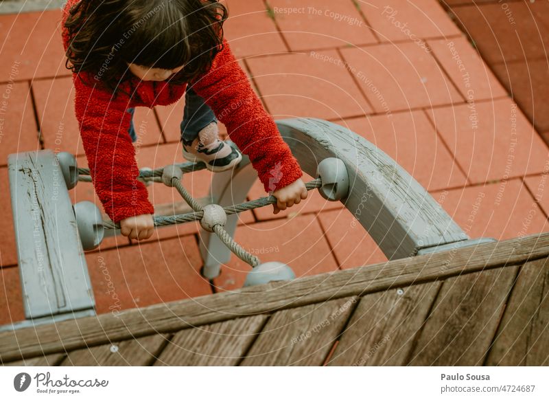 Nettes Mädchen klettert auf Spielplatz Kind eine Person echte Menschen Klettern Spielen Kindheit Freude niedlich Lifestyle jung Abenteuer erkunden Kindergarten