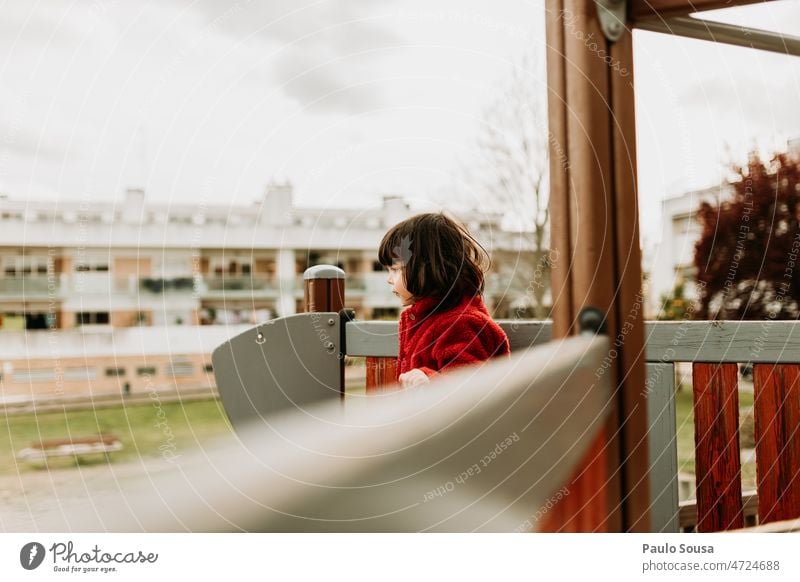 Seitenansicht Mädchen spielt auf Rutsche Kind 3-8 Jahre Spielen Park Spielplatz Spielplatzgeräte Sliden Kindheit Außenaufnahme Mensch Farbfoto Freude Tag