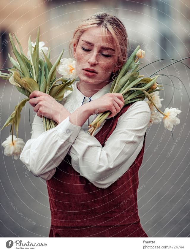 Junge Frau mit Tulpen Frühling Blume Blumenstrauß Farbfoto grün Blüte sehnsucht welk Blühend schönheit Sommersprossen Geschenk