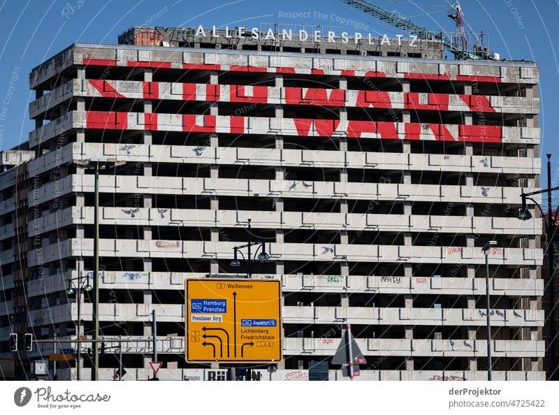 "Stop Wars" Schrift an Hochhaus gegen den Ukrainekrieg am Alexanderplatz in Berlin Berlin Mitte abstrakt Hauptstadt Textfreiraum rechts Textfreiraum links