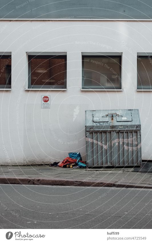 Stop - Müllabladen Verboten Müllcontainer Mülleimer entsorgen Abfall Müllbehälter Müllentsorgung Recycling wegwerfen Müllverwertung Umweltverschmutzung