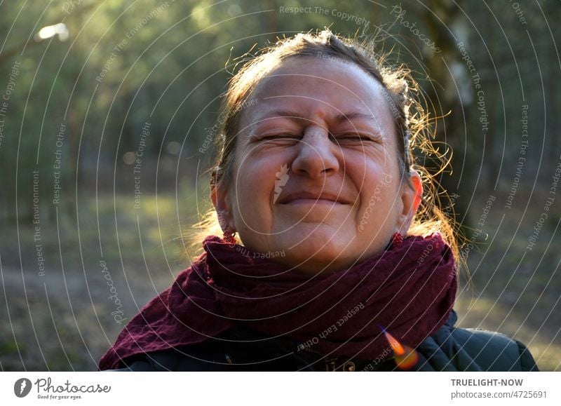 Waldbaden ist toll / Eine Frau zeigt's mit Gefühl / Innen drin das Glück. Forest Bathing Sinrin-Yoku Portrait Gegenlicht Gesicht Nahaufnahme Grimasse grinsen