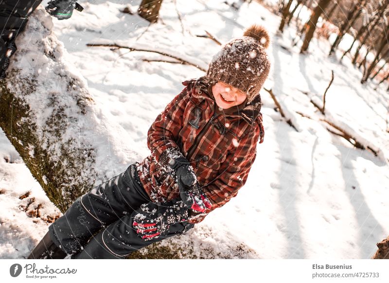 Spielen im Schnee Winterstimmung winter Wintertag kalt weiß winterlich Wintereinbruch Natur Wetter Frost Winterwald Klima Dezember januar Winterurlaub Umwelt