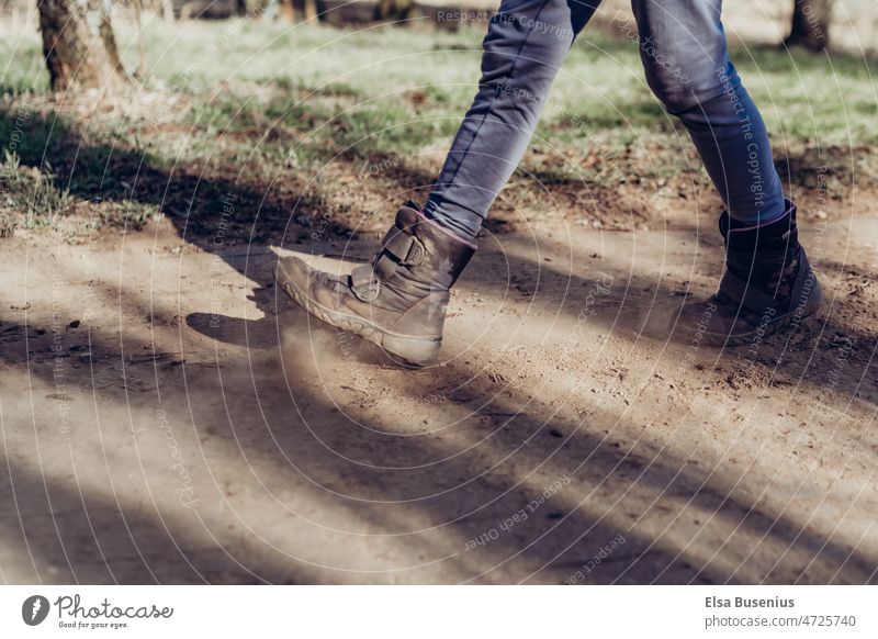 Spazieren Gehen spazieren spaziergang Außenaufnahme gehen Natur Farbfoto Wege & Pfade Mensch Frau kind laufen Schatten Aufwirbeln staub Fußgänger Winter klima