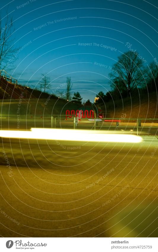 Eingang zum Gleisdreieckpark Stadtleben abend asphalt berlin bewegung blinkern bunt deutschland dynamik dämmerung flimmern hauptstadt hauptstraße licht