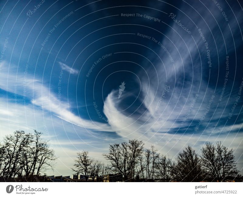 Gleich einer großen weißen Friedenstaube zeigten sich die zarten Wolken über dem Himmel zwischen Hanau und Frankfurt Himmel (Jenseits) Außenaufnahme