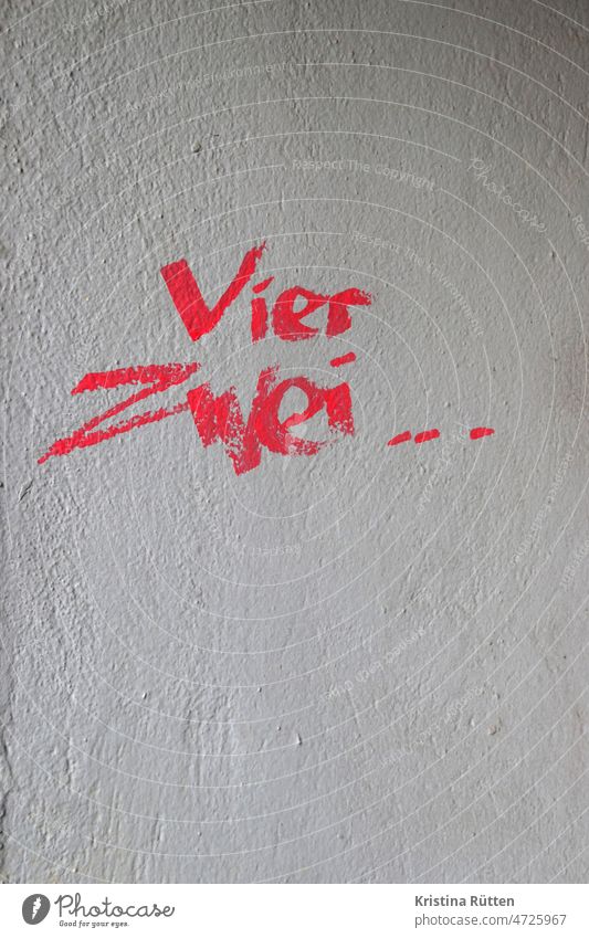 42 in worten an die wand gepinselt vier zwei zweiundvierzig nummer zahlen ziffern buchstaben geschrieben farbe haus hauswand mauer fassade graffiti