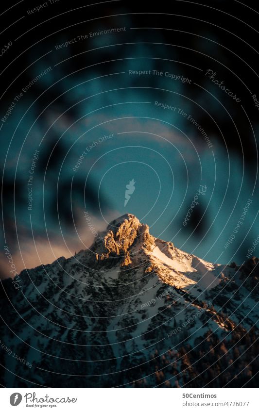 versteckte Bergspitze im Winter Außenaufnahme Natur Menschenleer Farbfoto Umwelt Tag friedlich einfach Kontrast natürlich wandern erkunden Landschaft Schatten