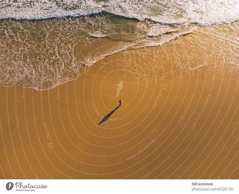 Alleine am Strand - Luftaufnahme fliegen hoch Wellen Schönes Wetter Sand Landschaft Küstenlinie farbenfroh Abenteuer Ruhe Natur Ferne Ausflug Tourismus leer