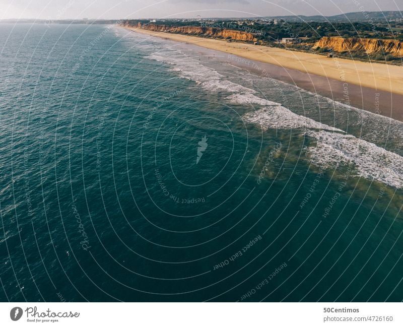 Leerer Strand in Algarve - Luftaufnahme Meerwasser Küste Drohnenansicht Blick nach unten Außenaufnahme Farbfoto Menschenleer Ferien & Urlaub & Reisen