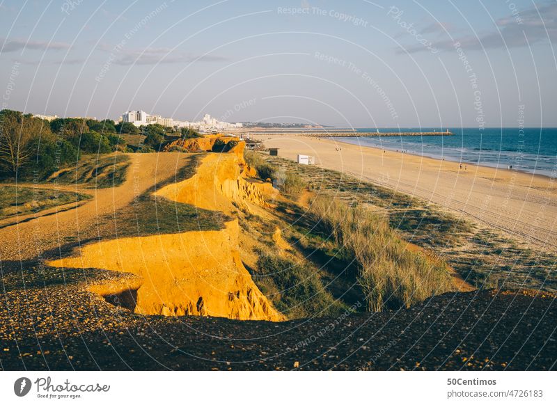 Roter Strand in Algarve Meerwasser Küste Außenaufnahme Farbfoto Menschenleer Ferien & Urlaub & Reisen Sommerurlaub Wasser Freiheit Ozean Pazifik Tourismus