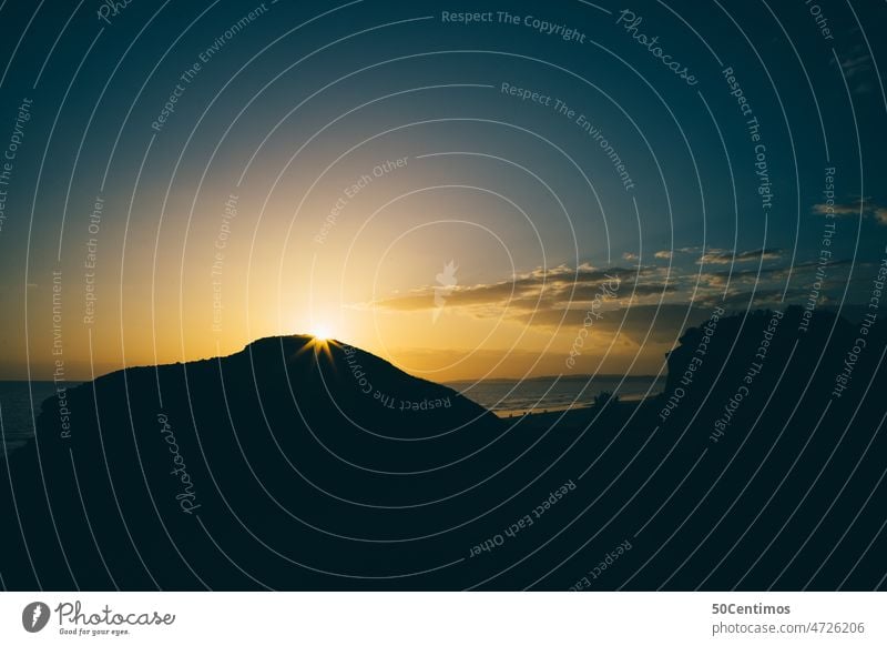 Sonnenstern am dunklen Strand Sommerurlaub Schatten Sonnenstrahl Gelber Himmel Morgen Umwelt Kontrast Ferien & Urlaub & Reisen Freiheit Sonnenaufgang