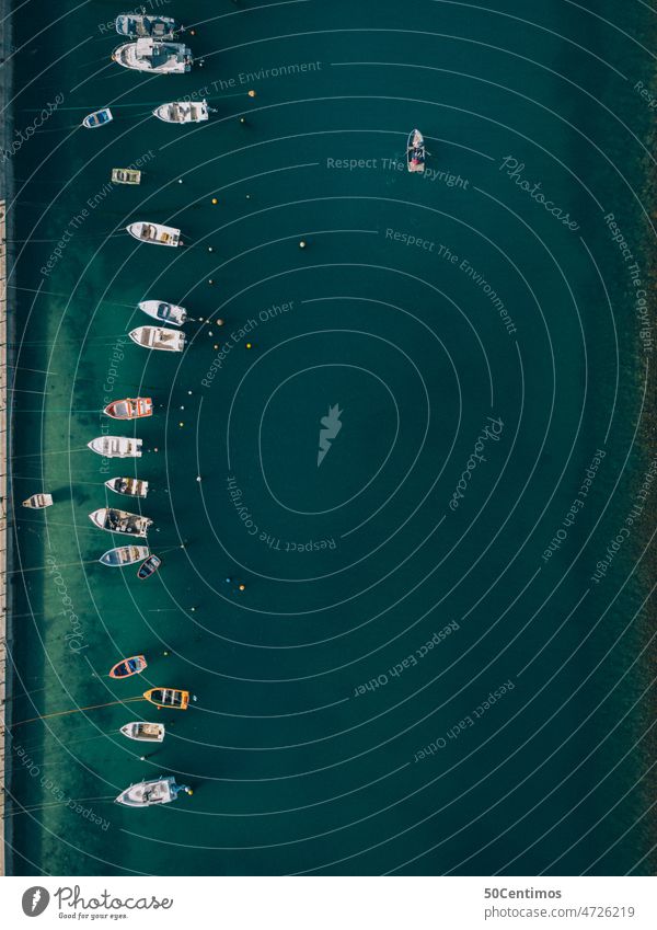 geackerte Boote im Hafen - Luftaufnahme Meerwasser grün Wasserfahrzeug Schifffahrt Küste Bootsfahrt Ruderboot Drohnenansicht Blick nach unten Fischerboot