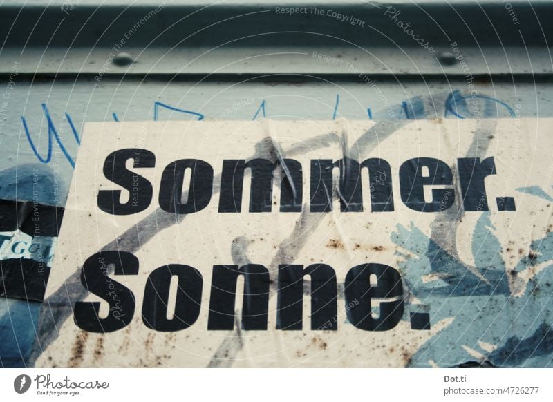 Sommer. Sonne. Beschriftung Schriftzeichen Buchstaben Typographie Schilder & Markierungen Wort Wand Menschenleer Außenaufnahme Fassade Farbfoto Nahaufnahme Text