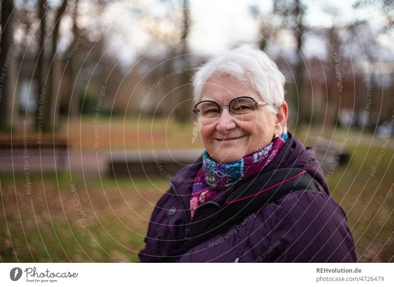 glückliche Seniorin lächelt Portrait Rentnerin Freundlichkeit Blick in die Kamera Mensch Lebensfreude lachen herzlich Freude Begeisterung Gesicht freundlich alt