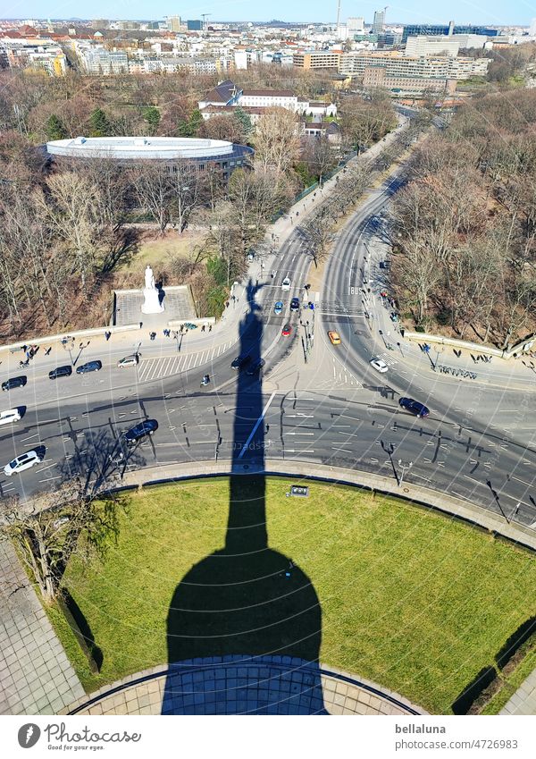 Siegessäule - ein großes Bauwerk wirft seinen Schatten voraus. Sonne Himmel Licht Sonnenlicht Außenaufnahme Menschenleer Schönes Wetter Horizont Kontrast