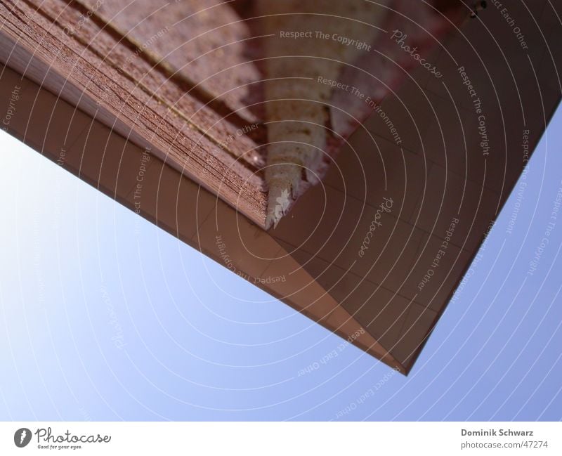 down under Mauer Backstein rot Dach Vordach unten verkehrt Gebäude Perspektive Himmel blau vorsprung oben verdeht gemauert gebaut Architektur