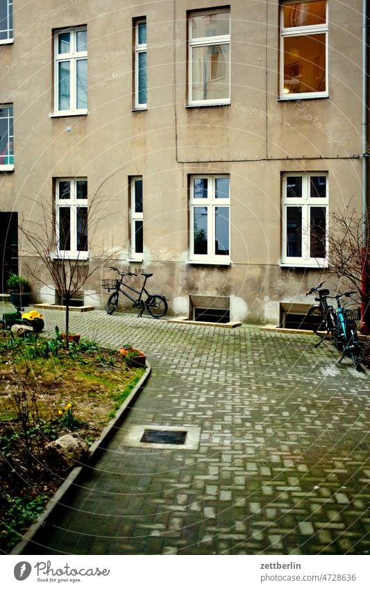 Hinterhof in Schöneberg altbau außen brandmauer fassade fenster haus himmel himmelblau hinterhaus hinterhof innenhof innenstadt kiez mehrfamilienhaus