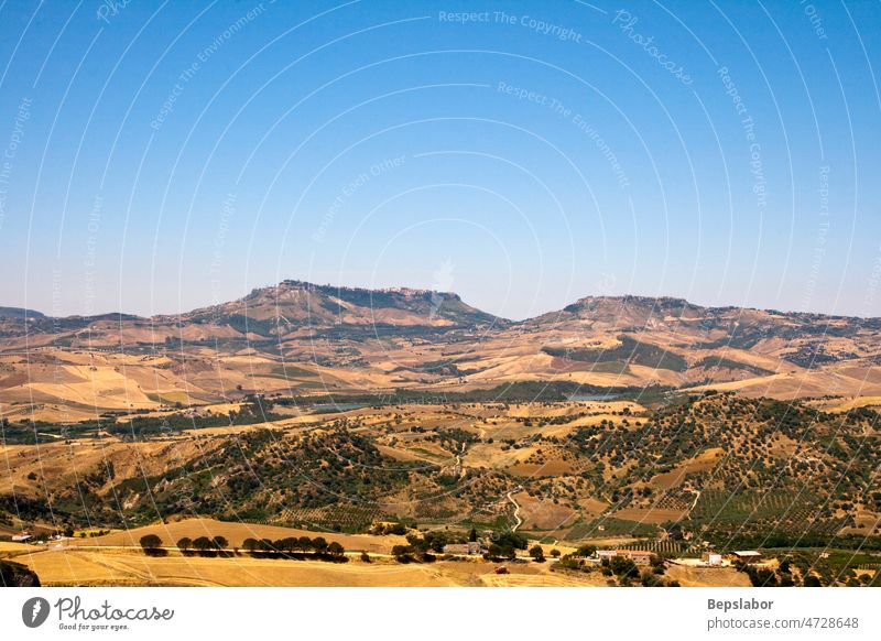 Enna und Calascibetta Altesina Gegend Land Landschaft enna erei-Gebirge Hügel Inland Sizilien Ansicht lcalascibetta Sommer Landwirtschaft Dorf Panorama Skyline