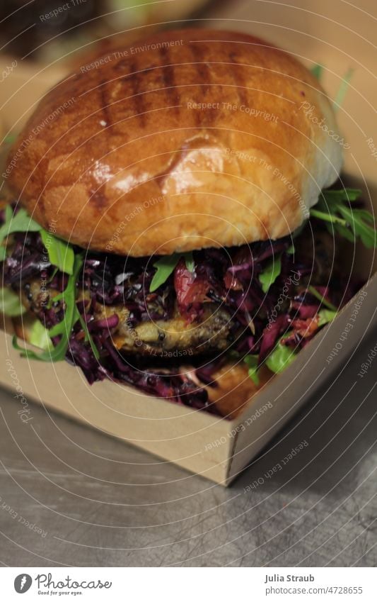 köstlicher Veggie Burger zum mitnehmen in Kraftpapierbox to go zum Mitnehmen essen und trinken Essen Fastfood burger Burgerlove Burgerbrötchen