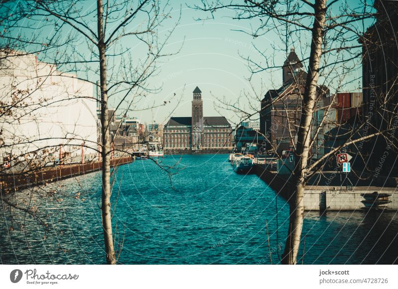 Hafenbecken und Verwaltungsgebäude an einem Tag im März Westhafen Bürogebäude Binnenhafen Silo Berlin-Tiergarten Moabit Architektur Wasseroberfläche Turm