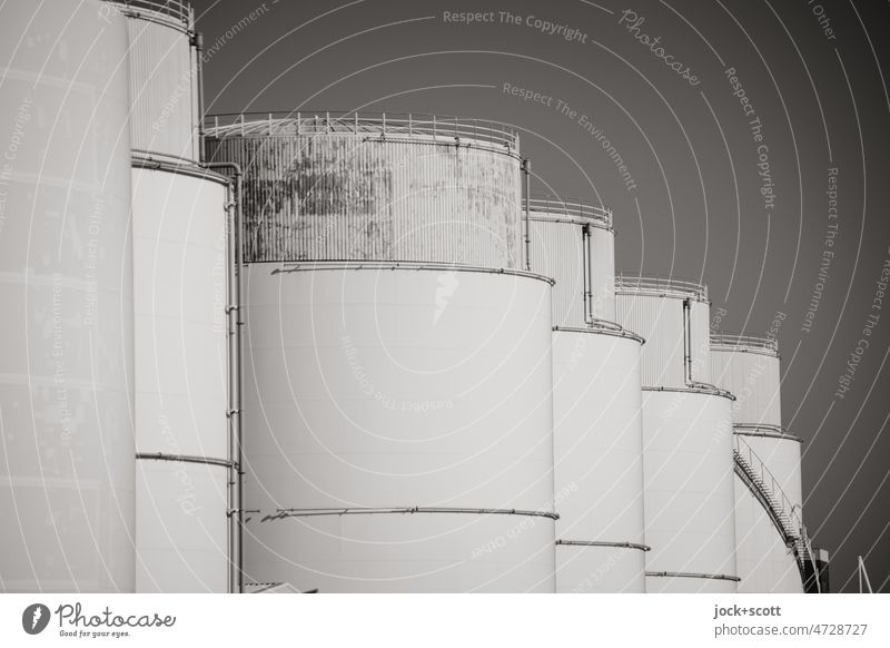 Tanklager grau in grau Wolkenloser Himmel Energiewirtschaft Symmetrie Strukturen & Formen nebeneinander Versorgung Ressource Vorrat Industriefotografie