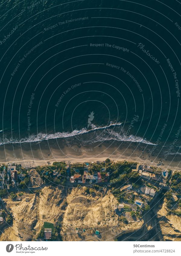 Badestrand von Oben Drohnenansicht Luftaufnahme Blick nach unten Farbfoto Menschenleer Ferien & Urlaub & Reisen Ferne Außenaufnahme Haus dorf Peru Häuser Hütten