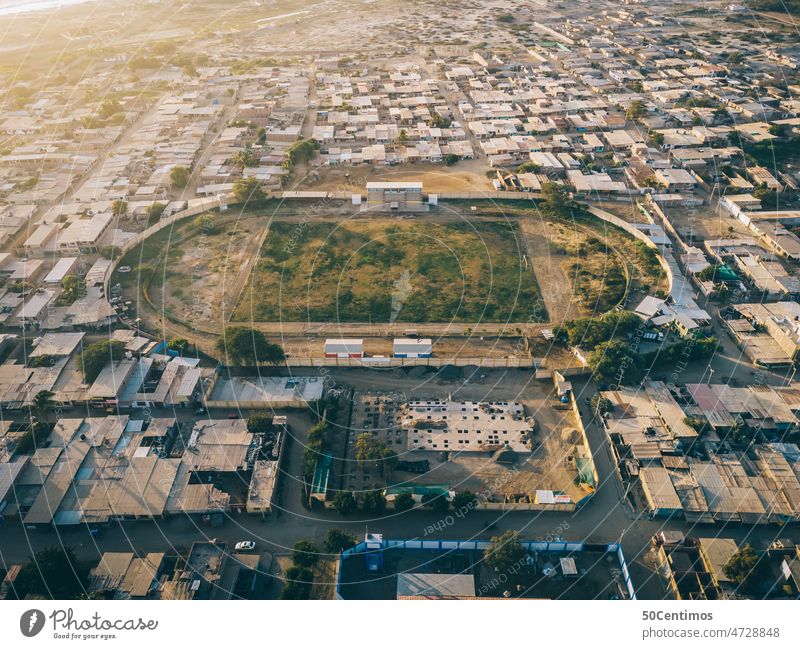 Verlassener Sportplatz in Peru Drohnenansicht Luftaufnahme Blick nach unten Farbfoto Menschenleer Ferien & Urlaub & Reisen Ferne Außenaufnahme Kleinstadt Haus