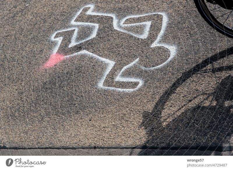 Tatort | Straßenverkehr Thementag Asphalt Umrissen Markierung Unfall Schatten Verkehr Radverkehr Abstand Abstand halten Rücksicht