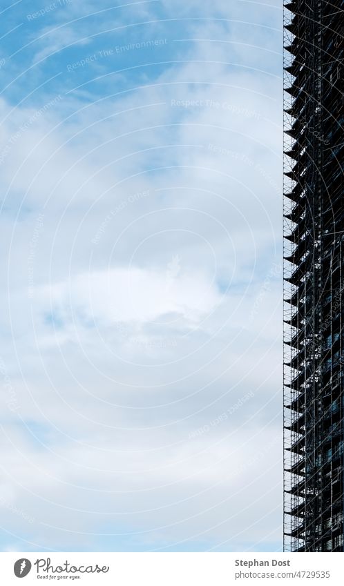 Baugerüst vor bewölktem Himmel Baustelle Gerüst Architektur Gebäude Großstadt Wolken Konstruktion Fassade Friedrichshain hoch Kreuzberg Mediaspree modern