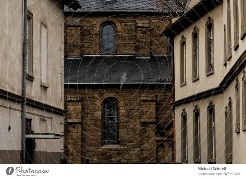 Blick auf eine katholische Kirche (Hagen, Stadtteil Boele) Christentum Größe Macht Wohnhaus Wohnhaeuser Katholizismus Religion & Glaube Gotteshäuser