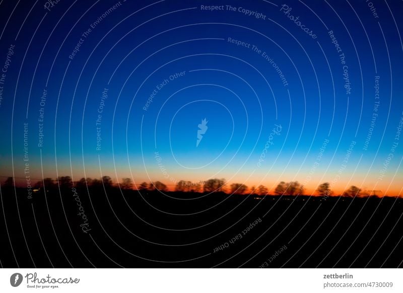 Horizont bei Sonnenuntergang abendhimmel bunt farbe farbig farbkalibrierung farbmuster farbspektrum farbverlauf farbwert vierfarbig baum wald dämmerung