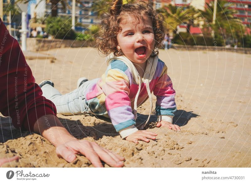 Kleines Mädchen spielt mit ihrem Vater im Sand Strand Familie Freude spielen spielerisch Glück Fröhlichkeit Kleinkind Papa Single Übung teilen Pflege