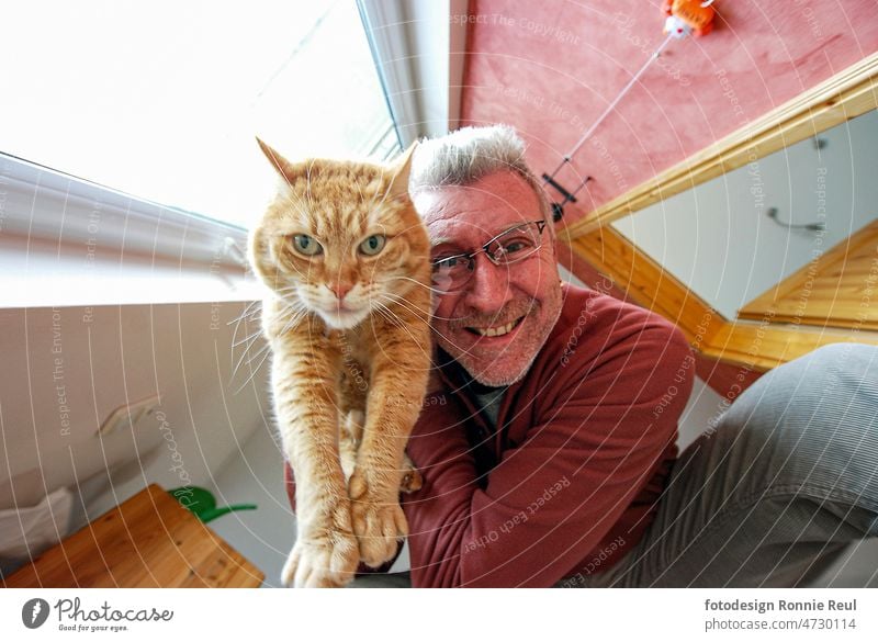 Roter Kater und sein Mensch mit kaputter Brille lächelnd aus der Froschperspektive Haustier Mann Tierfreund Buddies rot Lächeln defekt Spaß Tierporträt Fell