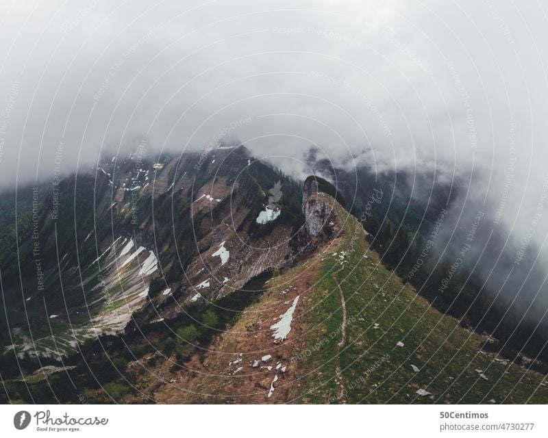 Schmaler Grad am Berg Klima Alpen Wolken kalt Gipfel Schnee Berge Berge u. Gebirge Österreich salzburg Salzburger Land alpen berg Landschaft erkunden wandern