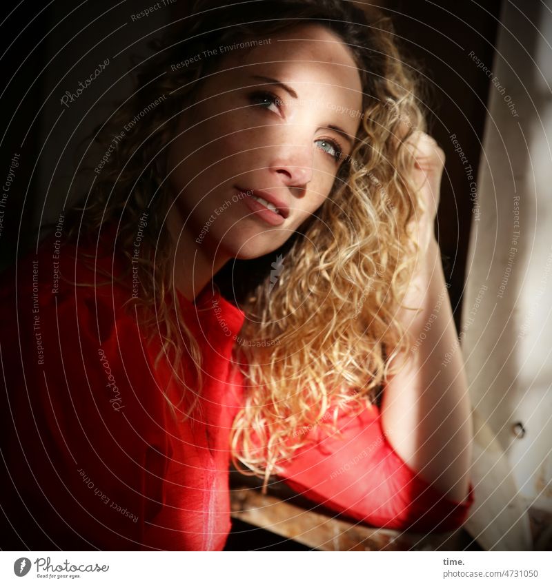 Frau im Halbschatten frau feminin kleid sonnig halbschatten portrait blond langhaarig locken aufgestützt aufstützen blick lost places fernweh tagtraum