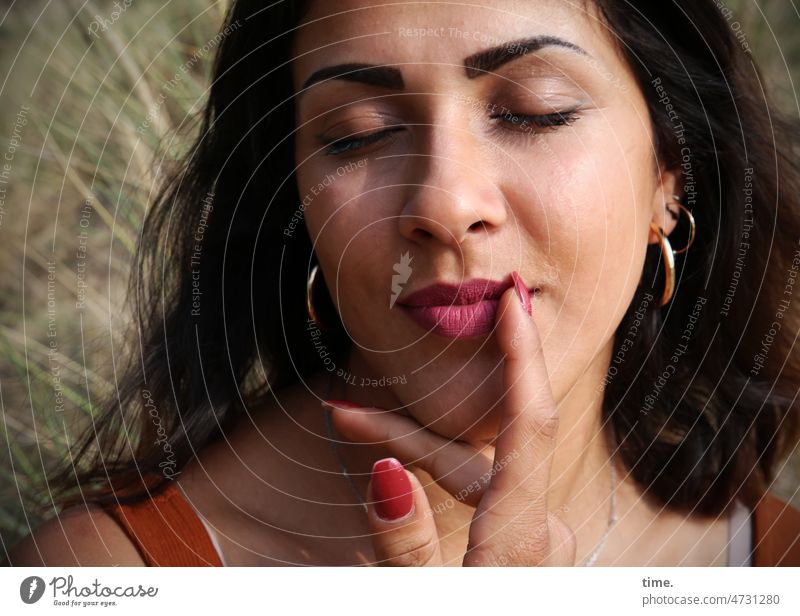 Frau, meditativ frau geschlossene augen sinnlich sommer ruhe mediation hand finger genießen träumen sonnig halten nachdenken langhaarig dunkelhaarig t.shirt