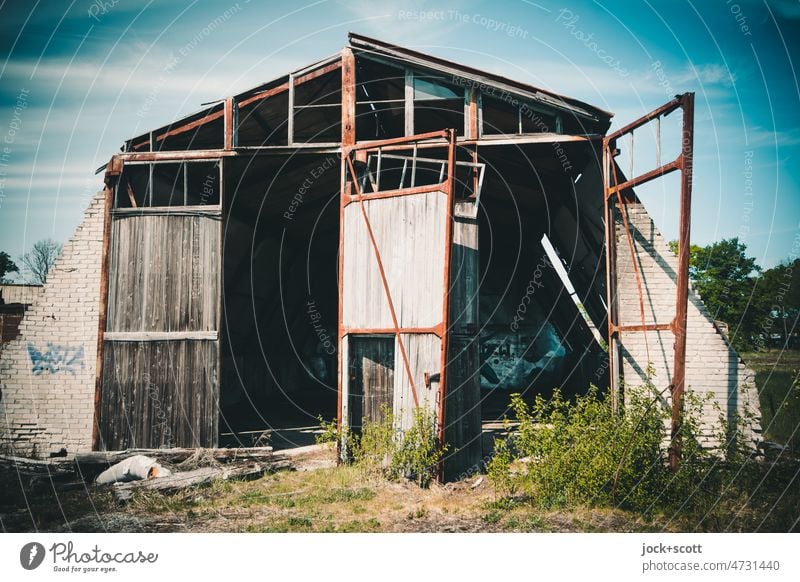 Lost Land Love > viel Zeit auf Lager lost places Verfall Architektur Zahn der Zeit Wandel & Veränderung Endzeitstimmung Ruine Symmetrie Lagerhalle verfallen