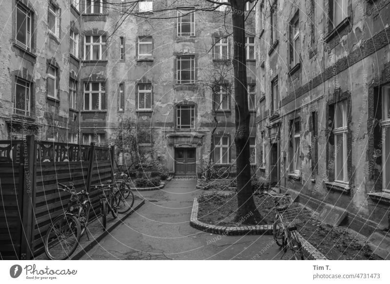 ein typisch Berliner Hinterhof Prenzlauer Berg Stadt Außenaufnahme Hauptstadt Menschenleer Stadtzentrum Tag Altstadt Altbau Haus Schwarzweißfoto Bauwerk Gebäude