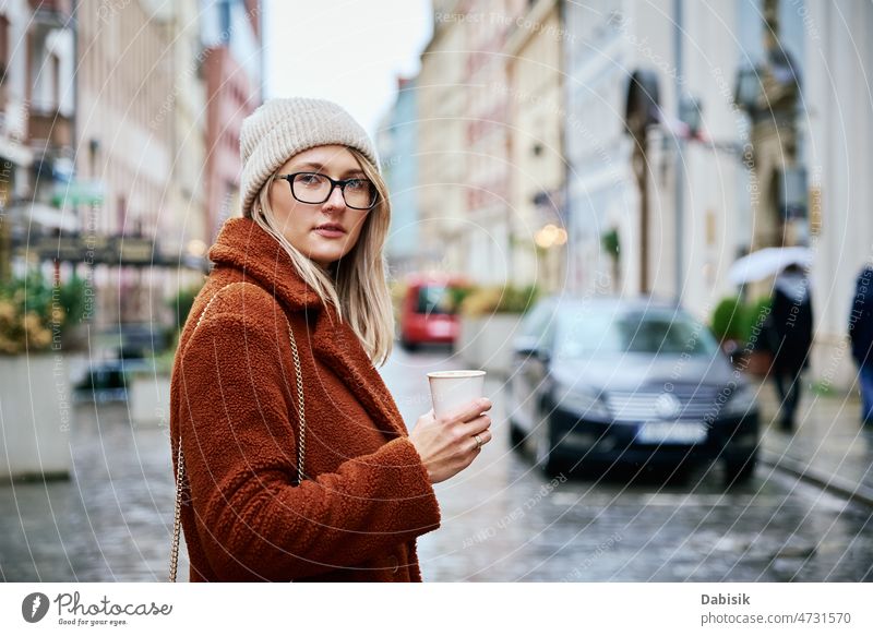 Frau auf der Straße mit Kaffeetasse Großstadt laufen Lifestyle Brille urban Zebrastreifen Tasse trinken Mode Business Imbissbude Stadtleben Mädchen Model lässig