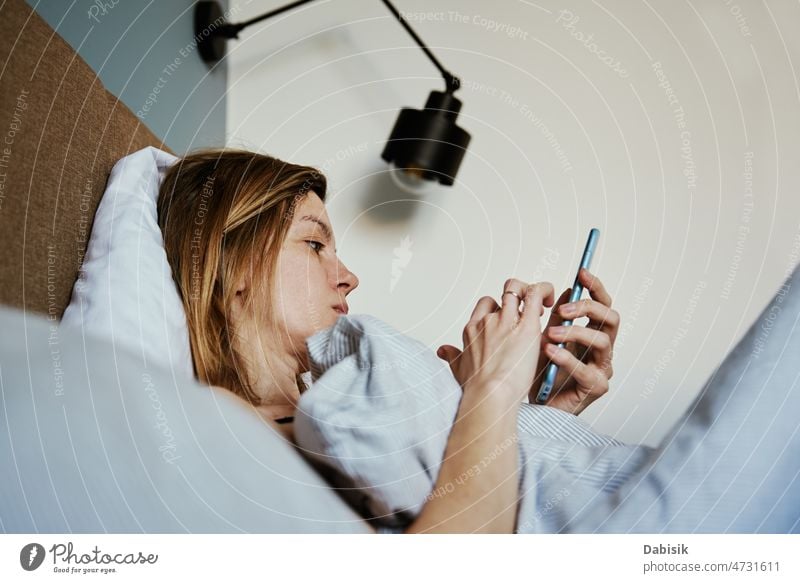 Frau mit Smartphone im Bett, Soziale Medien, Faules Wochenende Morgen online sich[Akk] entspannen Halt Telefon LAZY sozial Bildschirm Zelle Zeit schlafen