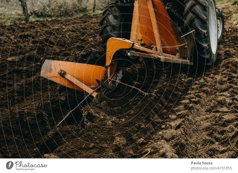 Traktor pflügen Ackerbau Feld Bauernhof Maschine Gerät Landwirt Außenaufnahme landwirtschaftlich Landschaft Ernte Landwirtschaft ländlich Industrie Verarbeitung