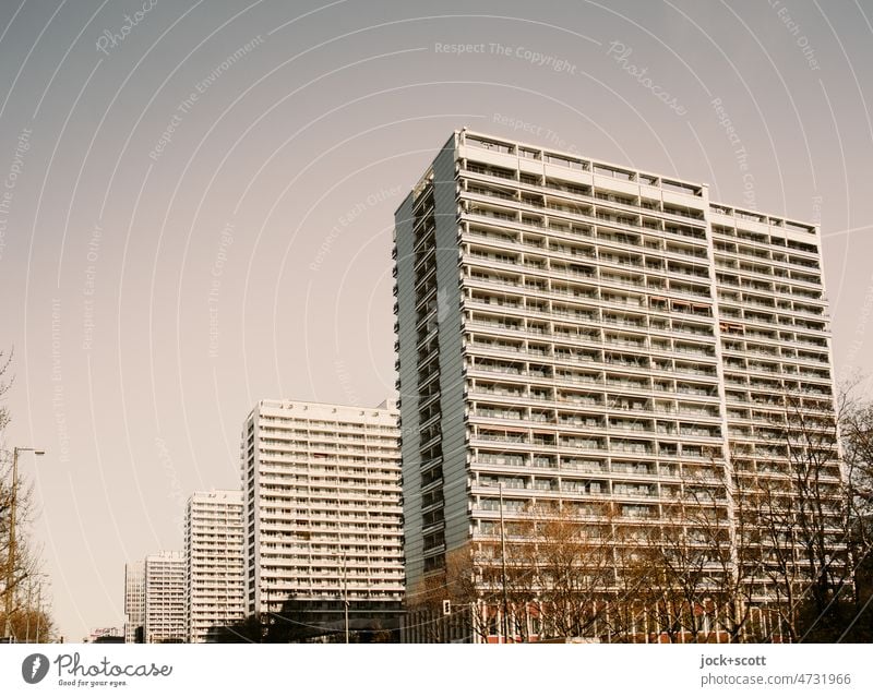 Komplex Leipziger Straße Gebäude Wohnhochhaus Architektur Fassade Wolkenloser Himmel Berlin-Mitte Hintergrund neutral DDR Städtebau Symmetrie hintereinander