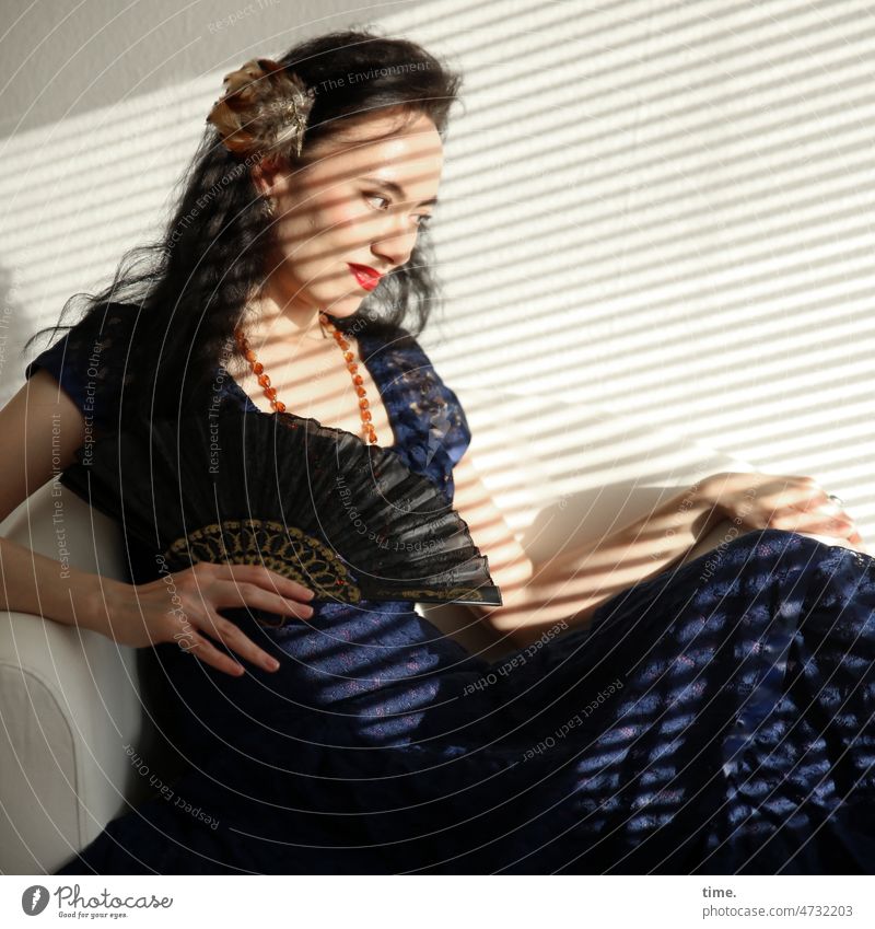 Frau mit Fächer frau elegant kleid dunkelhaarig schmuck fächer sessel sitzen portrait profil schauen langhaarig locken sonnenlicht sonnig schatten lichtstreifen